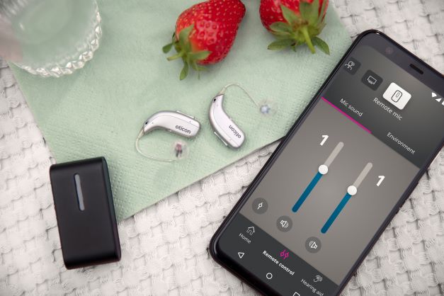 høreapparat små private oticon betjening med mobil